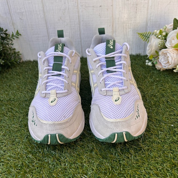 ASICS
WOMEN GEL-1090 V2
RUNNING SHOE size 11 men 9 gently used COLOR:WHITE/green - Picture 11 of 14